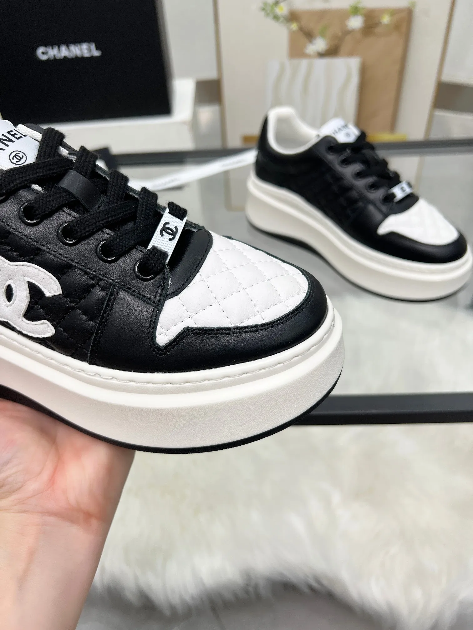 👟👟Ex-factory price 480👟👟 CHANEL 25C spring and summer new sports shoes official website is available at the same time ❤️ Counter out-of-stock kings. Major bloggers are recommending new styles on social days. This season’s new styles are simply eye-catching and look great on the feet. The casual casual sports style is refreshing and natural, interpreting Chanel’s fashionable femininity. The overall customization makes all sports models on the market at that time obsolete. This series is now available for sale! The upper is made of custom imported pebbled calf leather ➕ custom frosted calf leather. The lining is made of original one-to-one professionally customized mesh. Hardware accessories. Original full set of molds (not common in the market). Original custom molded TPU combination outsole. Height 4 cm. Women's size 35-39.